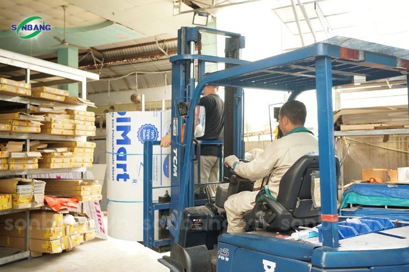 mai che polycarbonate dac 10mm solmart celadon city 9 Đội ngũ Sơn Băng tỉ mỉ trong từng công đoạn vận chuyển