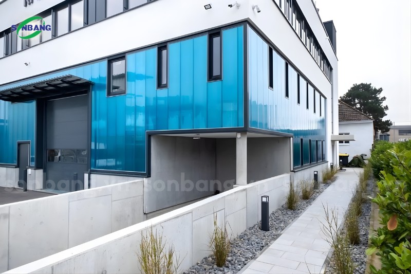 polycarbonate nhan dien thuong hieu 2 Tòa nhà The Blue Emerald ốp tấm Polycarbonate màu xanh