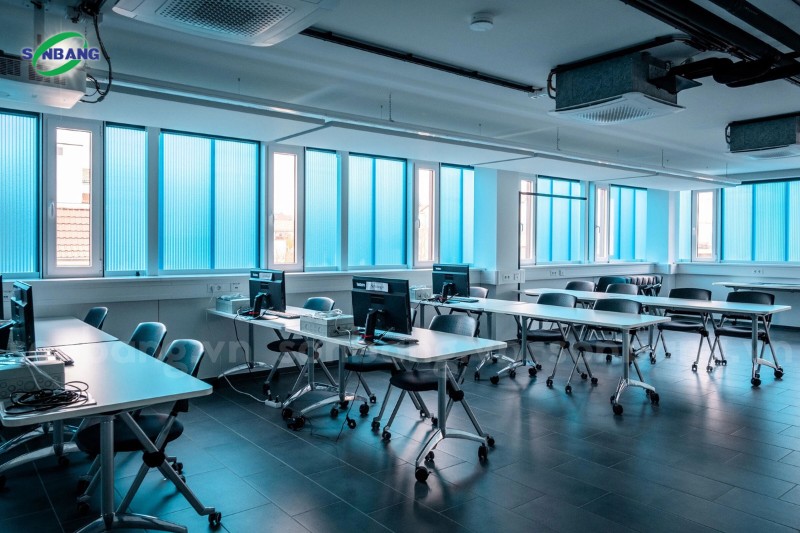 polycarbonate nhan dien thuong hieu 3 Văn phòng làm việc tại The Blue Emerald tràn ngập ánh sáng