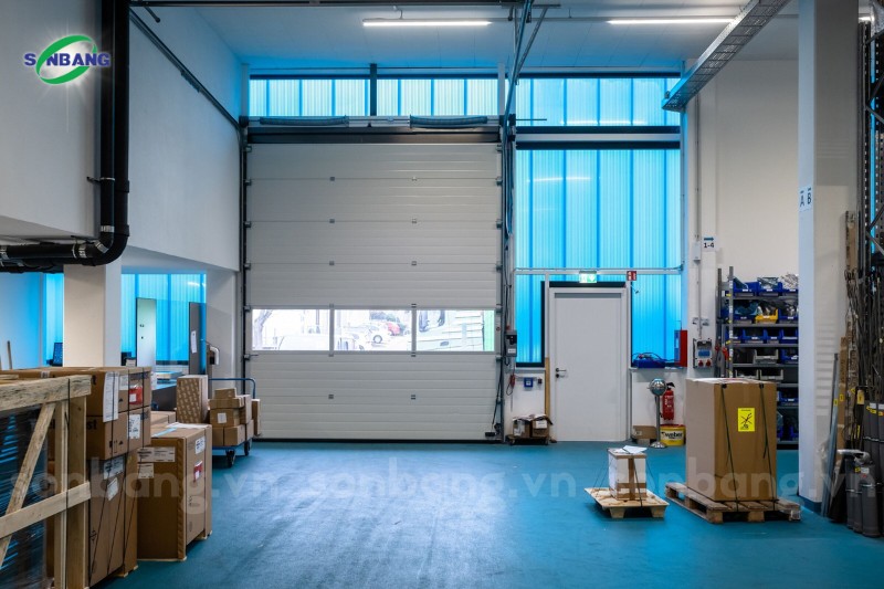 polycarbonate nhan dien thuong hieu 4 Ánh sáng từ đèn trong nhà phản chiếu qua tấm Polycarbonate