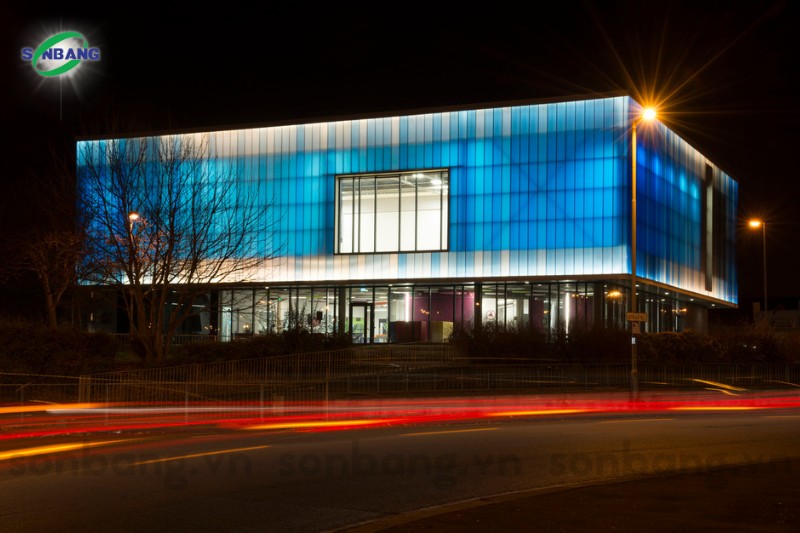 polycarbonate nhan dien thuong hieu 5 Hiệu ứng ánh sáng đèn lồng của mặt dựng Polycarbonate vào ban đêm