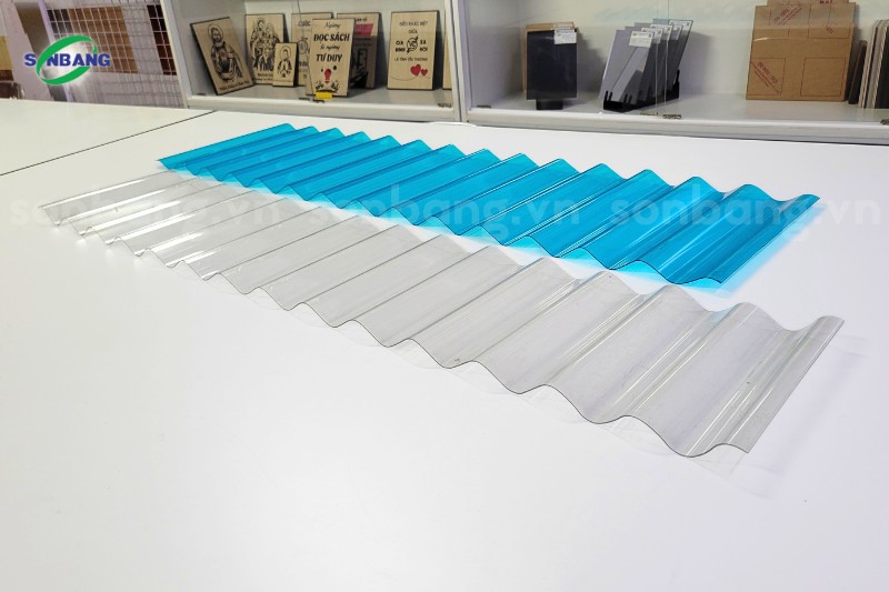 Tôn nhựa lấy sáng Polycarbonate dạng sóng