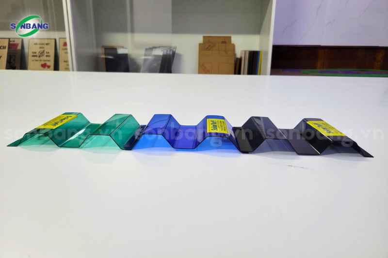 Tôn sáng sóng vuông lợp công trình công nghiệp