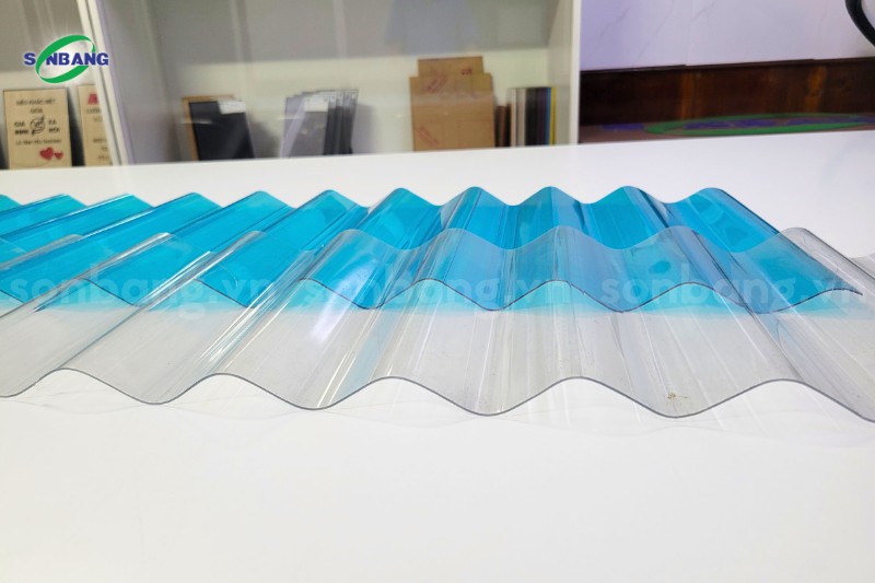 Tỉ lệ truyền sáng của tôn Polycarbonate khác nhau về màu sắc