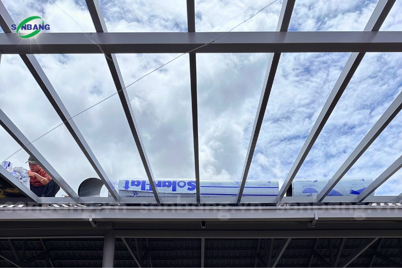 y tuong thiet ke mai che polycarbonate 12 Lắp đặt tấm Polycarbonate trên hệ khung đỡ bằng thép hộp