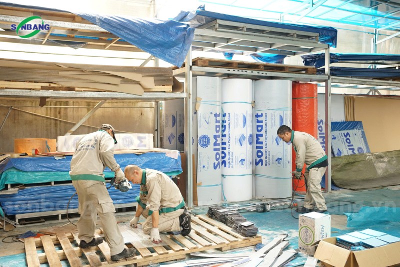 y tuong thiet ke mai che polycarbonate 13 Quá trình cắt tấm Polycarbonate SolMart tại Sơn Băng
