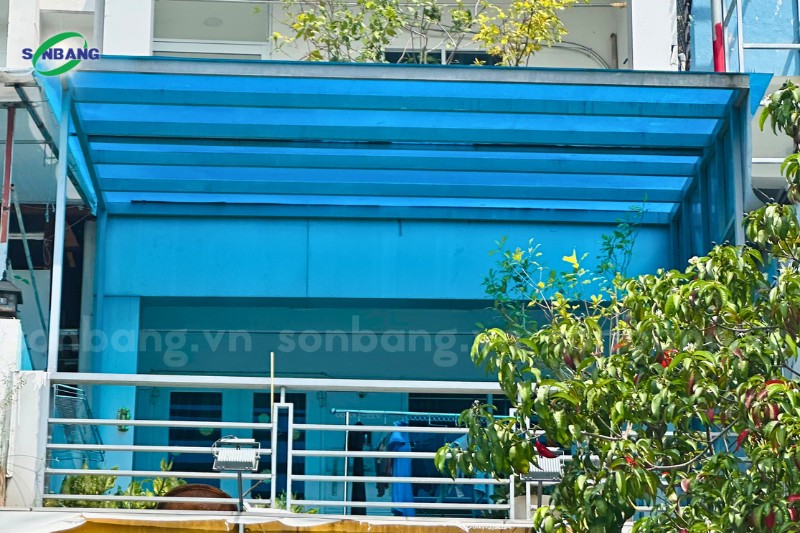 y tuong thiet ke mai che polycarbonate 5 Tấm lợp lấy sáng Polycarbonate màu xanh cho ban công