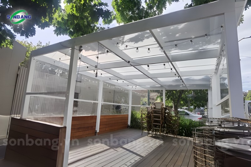 y tuong thiet ke mai che polycarbonate 7 Mái dốc hiện đại bằng tấm Poly đặc trong suốt