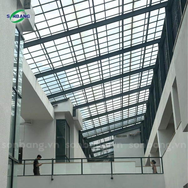tam nhua trong suot lop mai polycarbonate 7 Giếng trời lấy sáng cho công trình bằng tấm nhựa trong suốt Poly