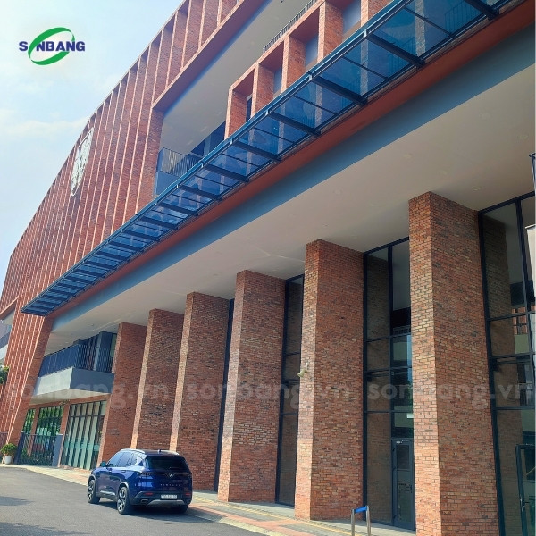 tam poly dac 3mm 5 Mái hiên lấy sáng bằng tấm Poly đặc 3mm màu xám khói